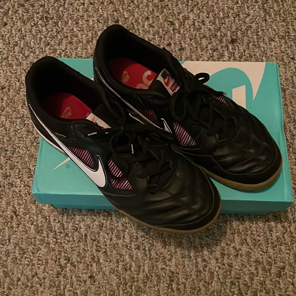 Nike SB Gato x Supreme Sneaker 9.5
